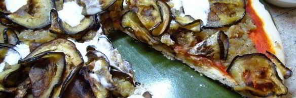 пицца с томатным соусом и баклажанами