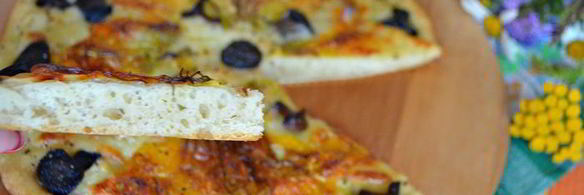 пицца с цветками цукини и лесными грибами