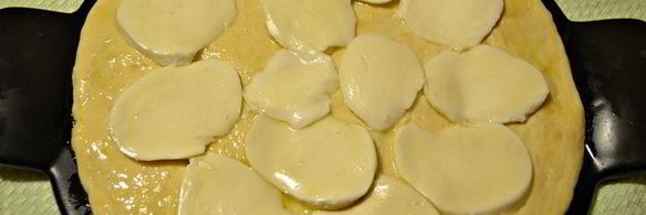 пицца с цветками цукини и лесными грибами