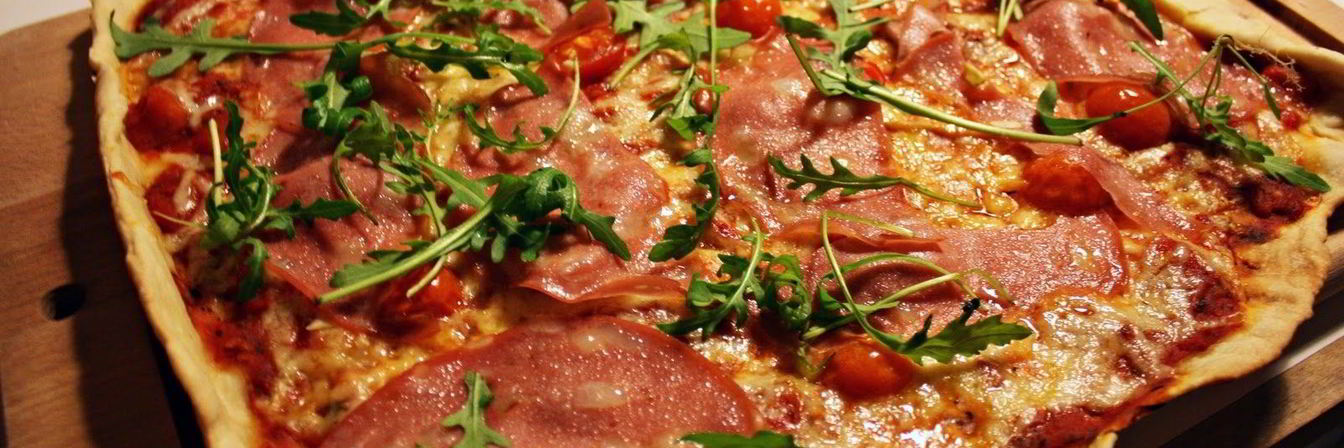 Пицца с вареной колбасой