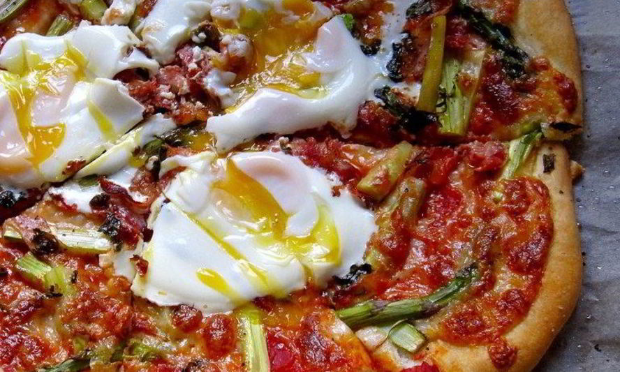 Рецепт пиццы со спаржея и яйцами