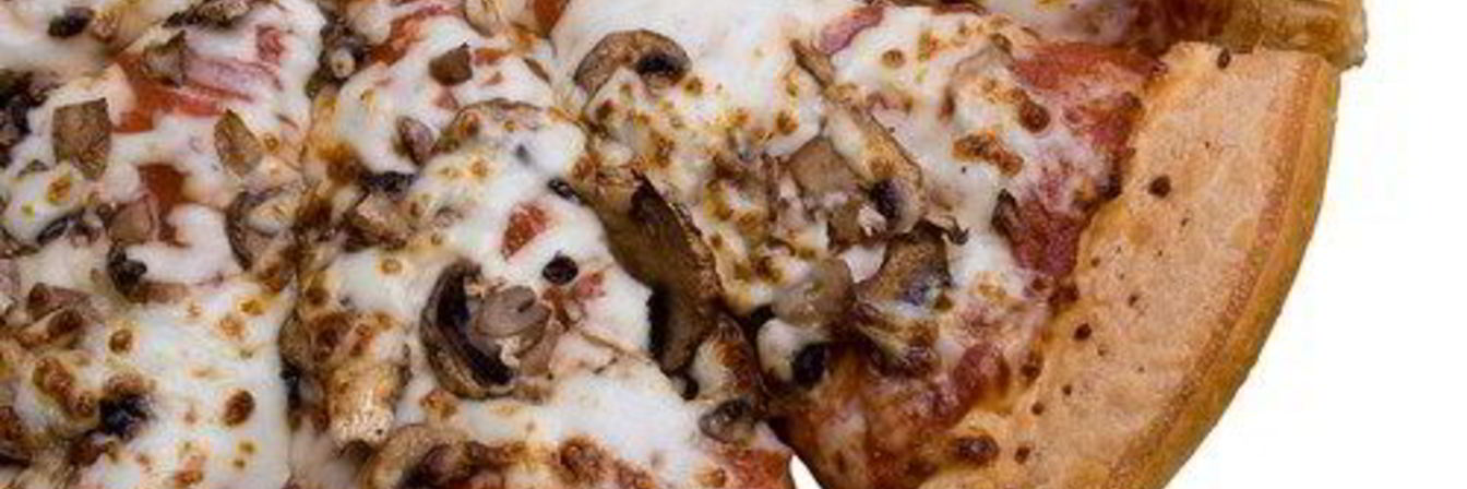 Пицца со свежими грибами под соусом