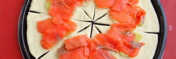 пицца солнце с форелью и картофелем