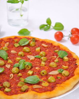 Постная пицца с оливками и чесноком