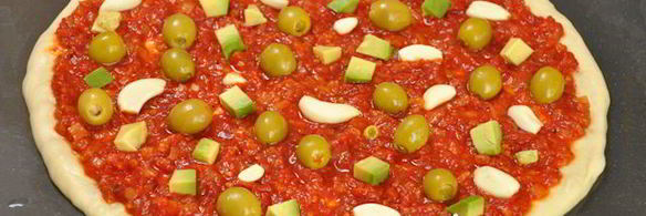 постная пицца с оливками и чесноком