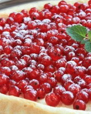 Сладкая пицца с красной смородиной