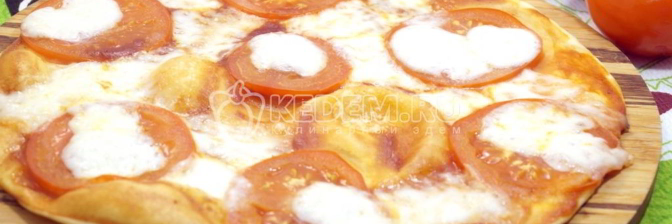 Тонкая пицца с моцареллой