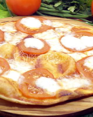 Тонкая пицца с моцареллой