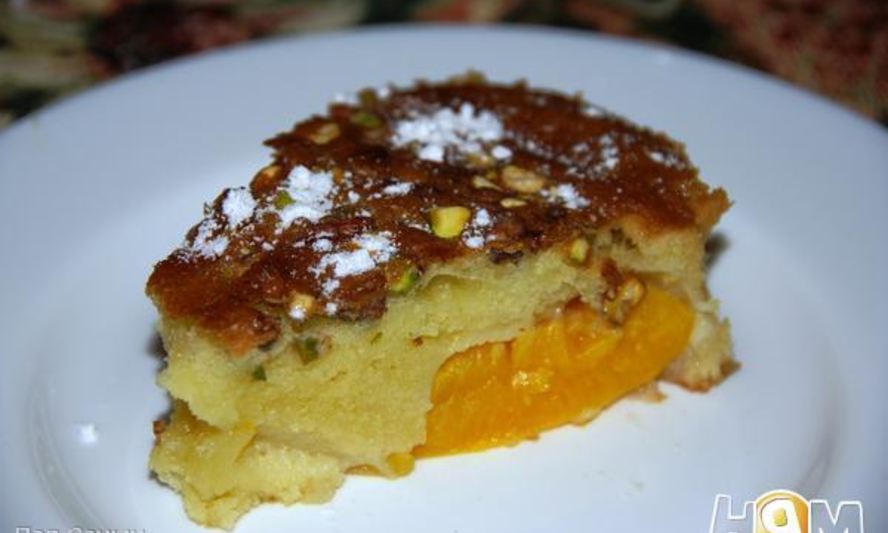 Рецепт фисташковой шарлотки с персиками
