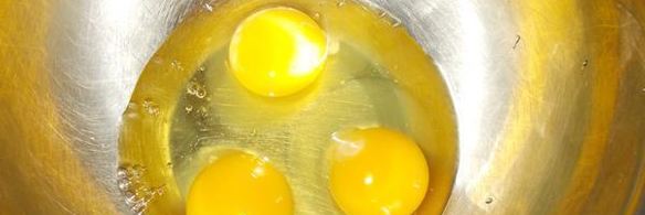 фисташковая шарлотка с персиками