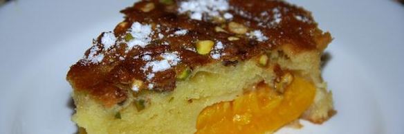 фисташковая шарлотка с персиками