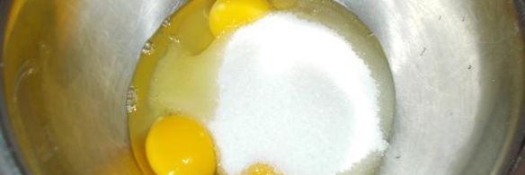 фисташковая шарлотка с персиками