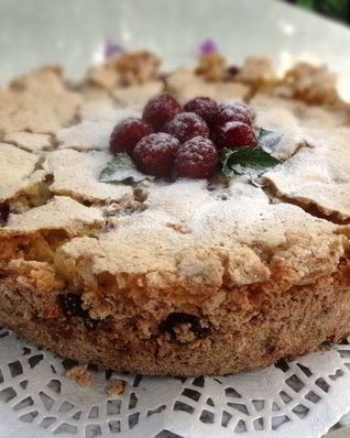 Меренговая шарлотка с малиной и белым шоколадом