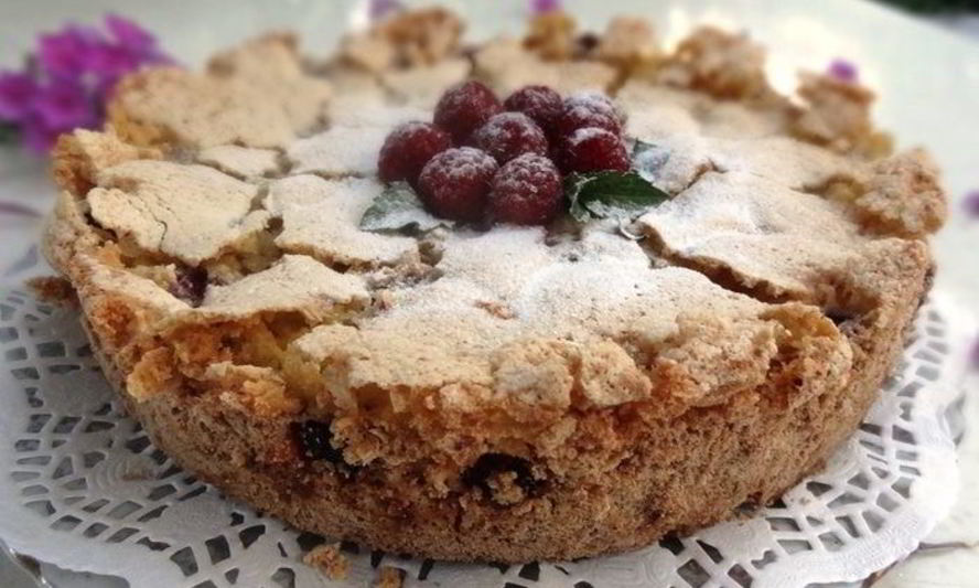 Рецепт меренговой шарлотки с малиной и белым шоколадом