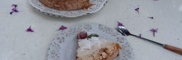 меренговая шарлотка с малиной и белым шоколадом