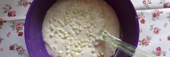 меренговая шарлотка с малиной и белым шоколадом