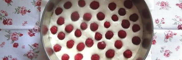 меренговая шарлотка с малиной и белым шоколадом