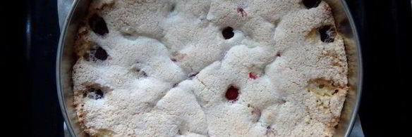 меренговая шарлотка с малиной и белым шоколадом