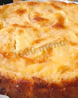 Шарлотка на молоке с яблоками