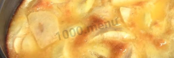 шарлотка на молоке с яблоками