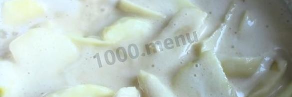 шарлотка на молоке с яблоками
