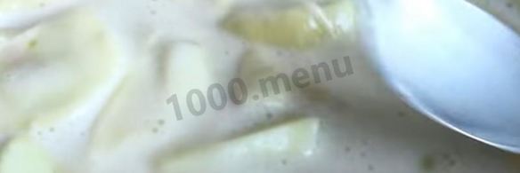 шарлотка на молоке с яблоками