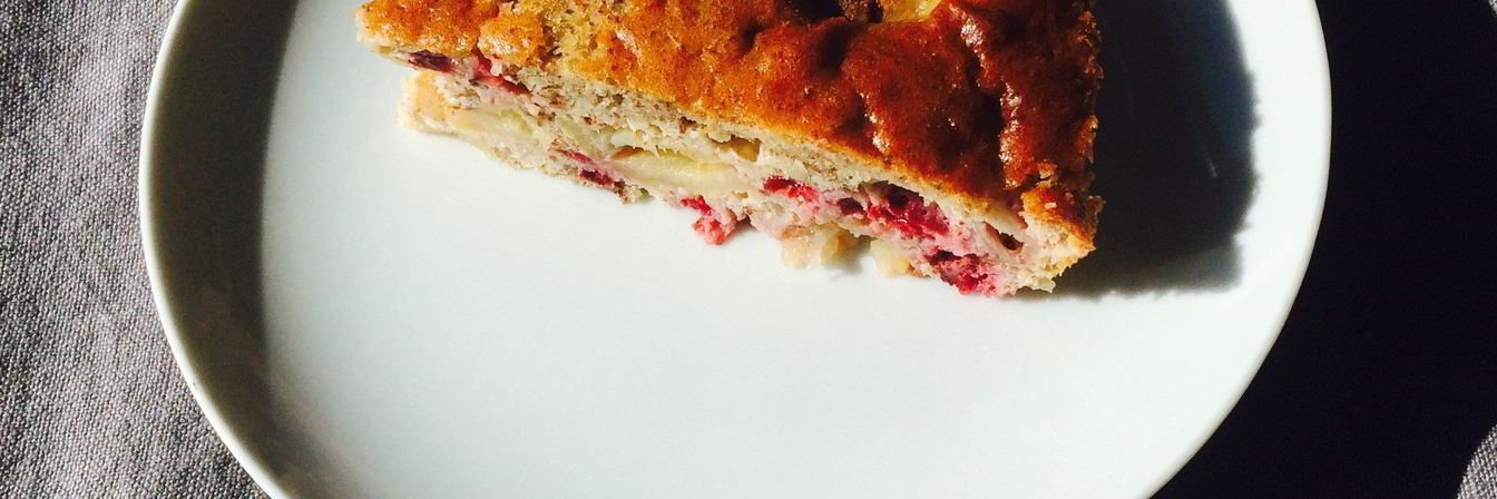 Шарлотка с антоновкой и брусникой без глютена