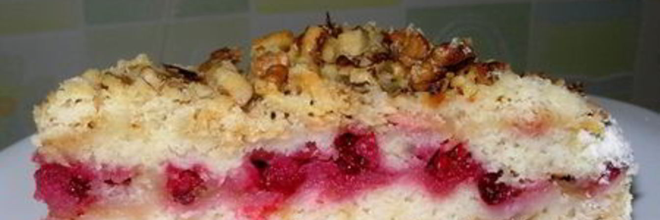 Шарлотка с брусникой и яблоками