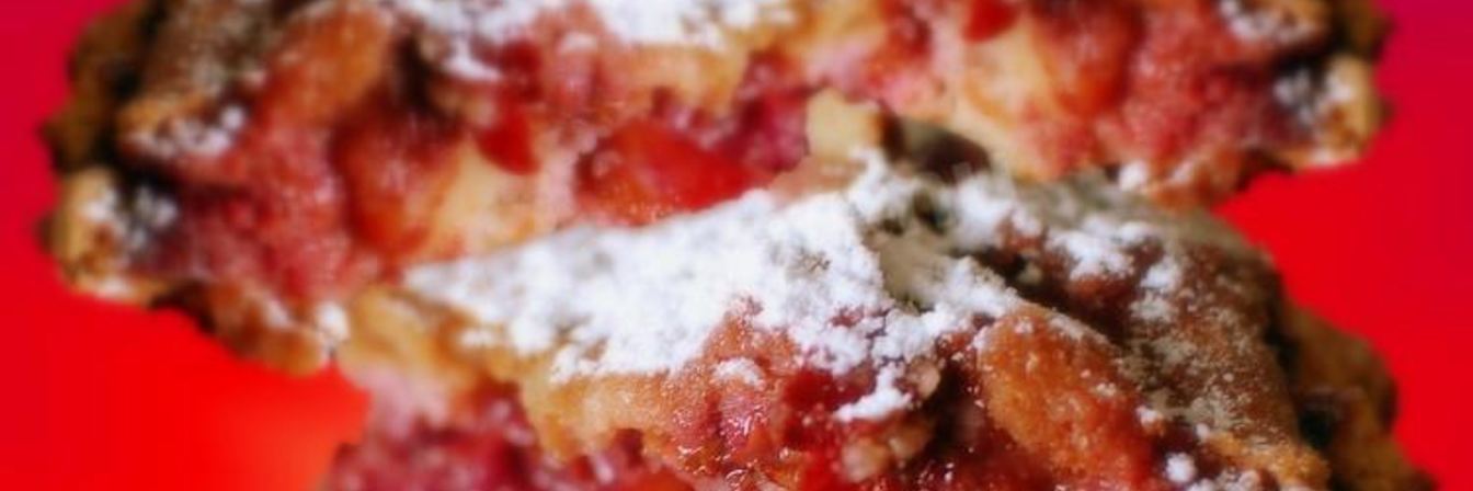 Шарлотка с клубникой