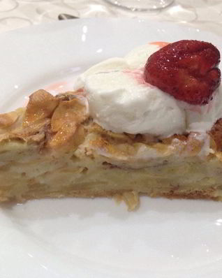 Шарлотка с мороженым и клубникой