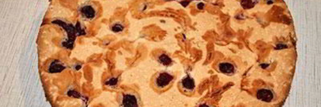 Шарлотка с вишней