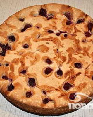 Шарлотка с вишней