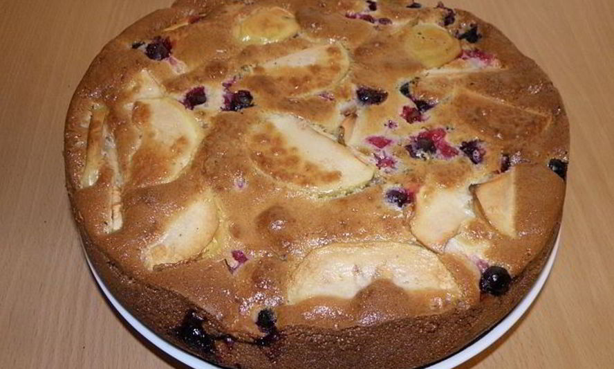 Рецепт шарлотки с яблоками и смородиной