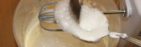 шарлотка с яблоками и смородиной