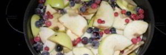 шарлотка с яблоками и смородиной