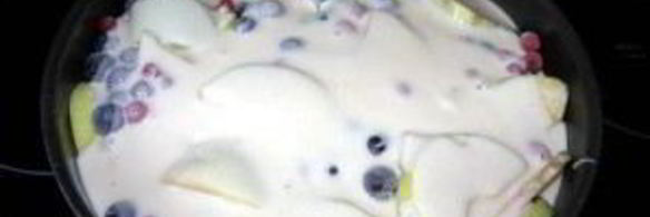 шарлотка с яблоками и смородиной