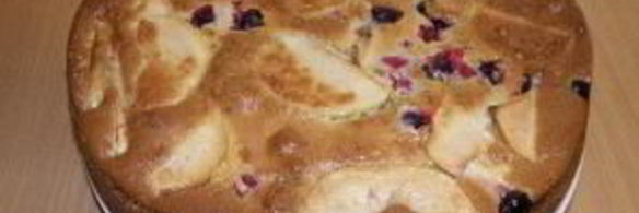 шарлотка с яблоками и смородиной