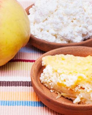 Шарлотка с яблоками и творогом