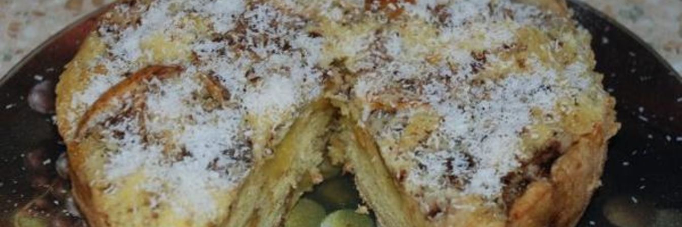 Шарлотка с яблоками, изюмом и корицей