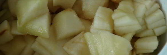 шарлотка с яблоками, изюмом и корицей