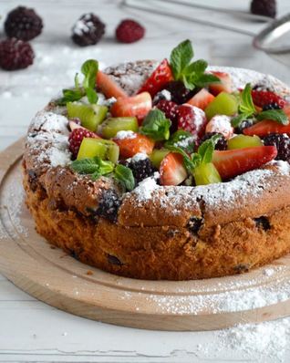 Шарлотка с ягодами