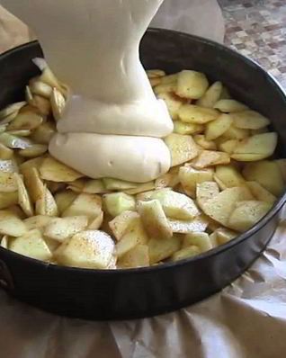 Шарлотка с заварным кремом