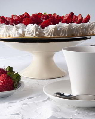 Шарлотка со свежей клубникой