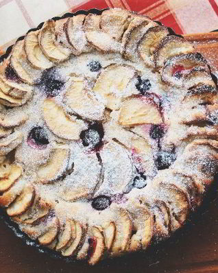 Сливочная шарлотка с кислинкой