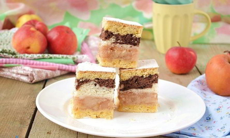 Рецепт яблочной шарлотки пода двухцветныма бисквитома