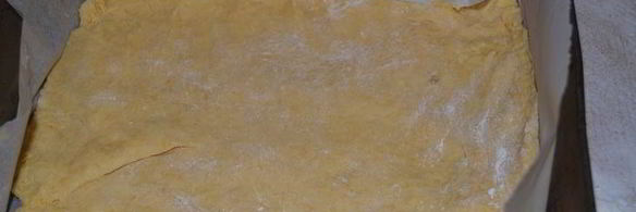 яблочная шарлотка под двухцветным бисквитом