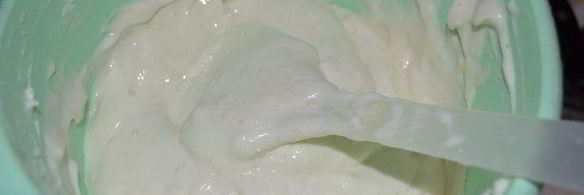 яблочная шарлотка под двухцветным бисквитом