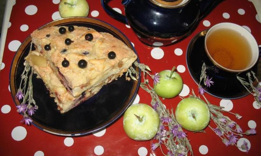 Рецепт яблочной шарлотки с черной смородиной