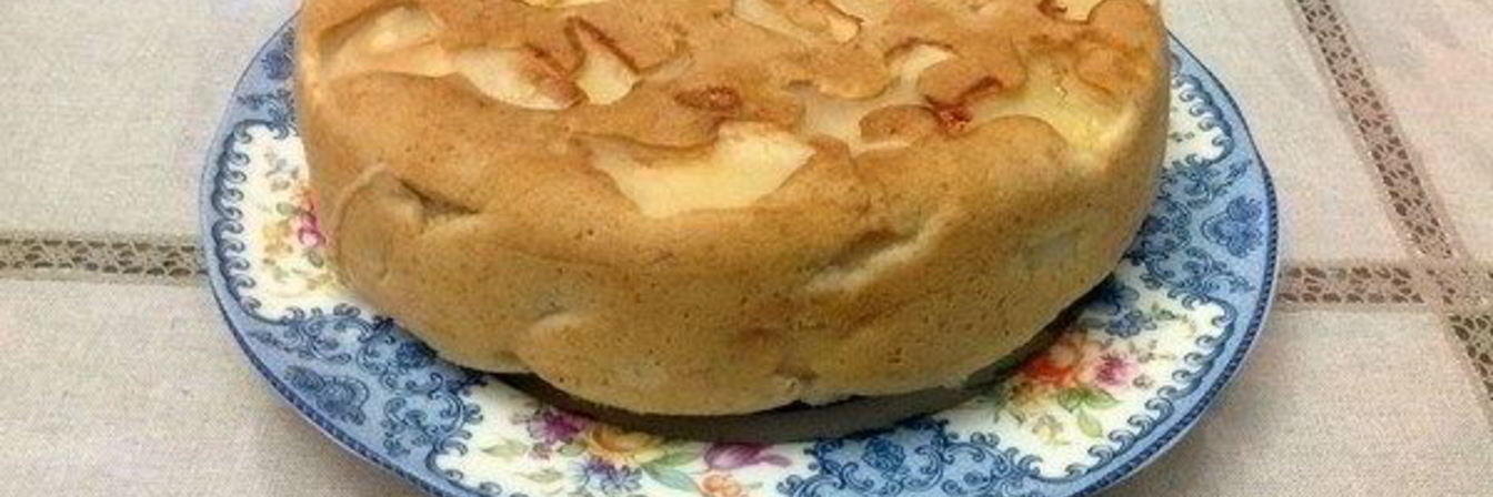 Яблочная шарлотка в мультиварке