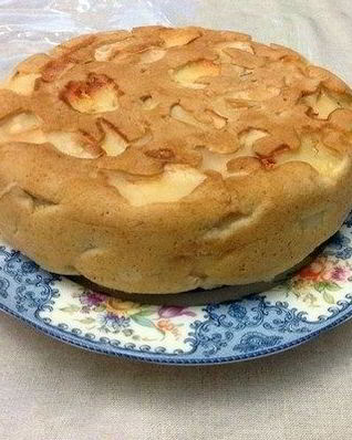 Яблочная шарлотка в мультиварке